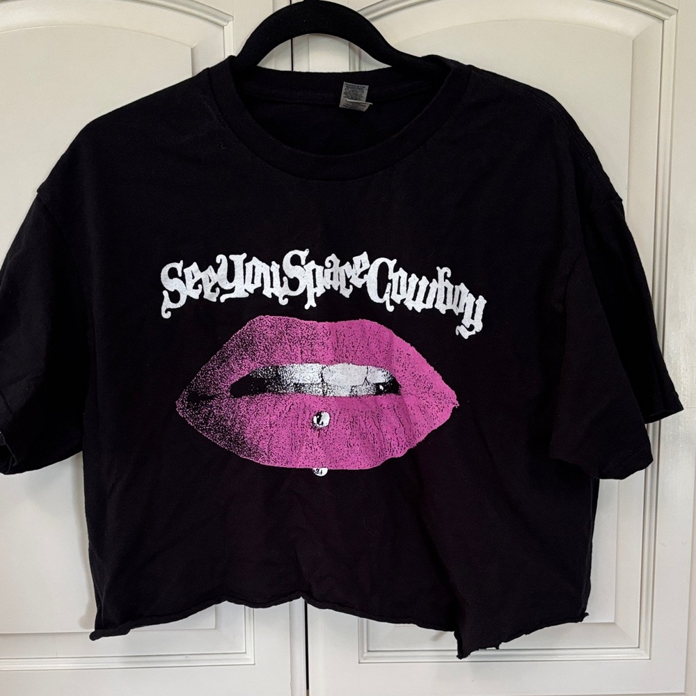 Black Graphic Crop Tee with Pink Lip Print